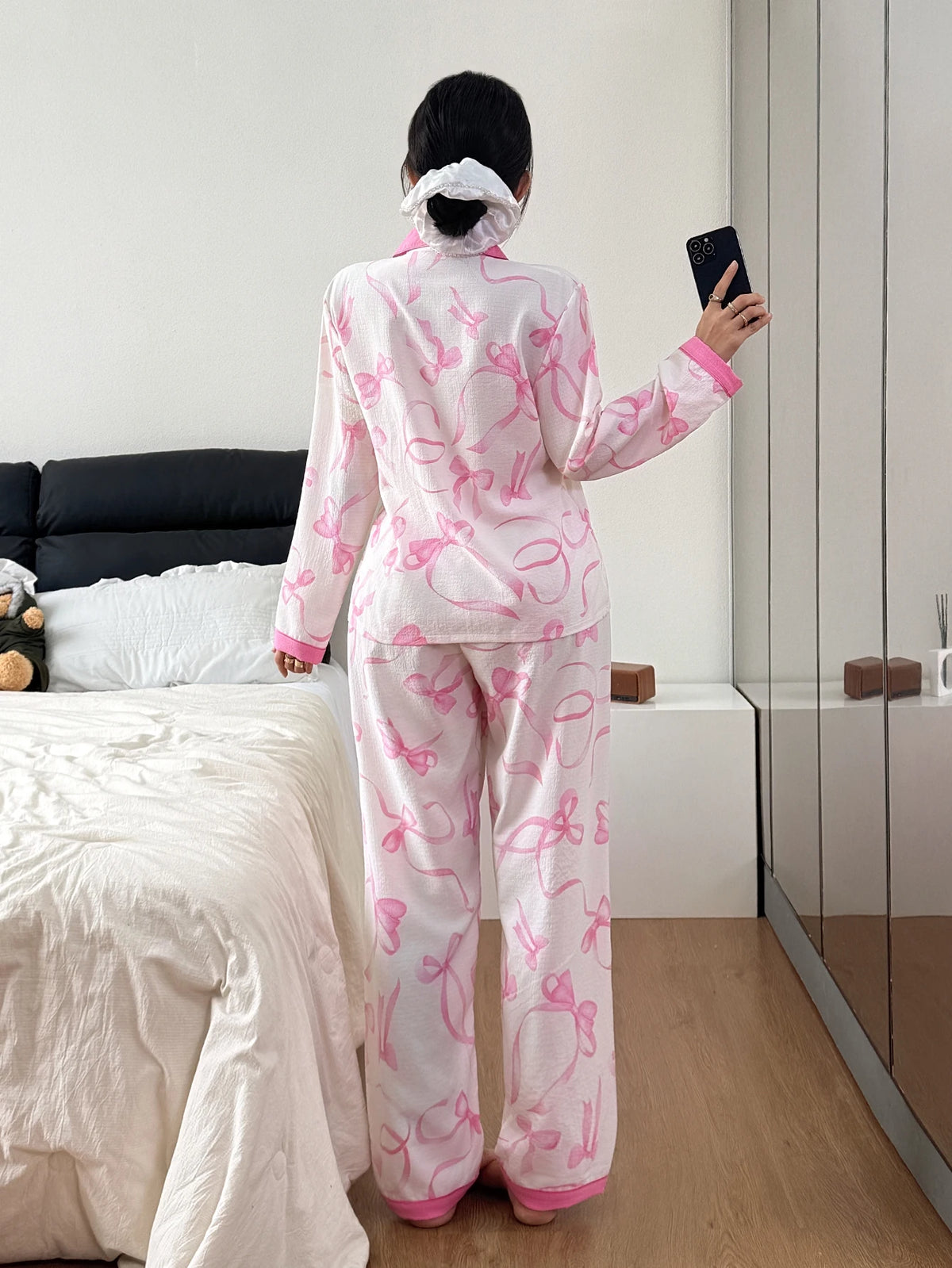 Valentine's Day Two-Piece Women's Pajama Set with Ribbon Bow Print, Long-Sleeved Button-Down Lapel Top and Long Pants, Casual Sleepwear Loungewear Set Suitable for Home Use