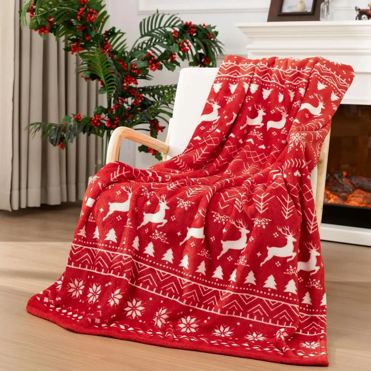 Christmas Red Striped Velvet Blanket with Reindeer Pattern, Festive Decoration, Soft and Lightweight, Suitable for Holiday Use